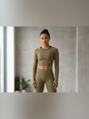 🌟 Aura Athletica Seamless Long Sleeve Crop Top - Size S/M